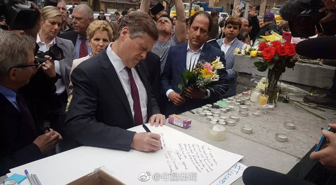 A snowstorm in the northeast canceled over 900 flights and closed public transit