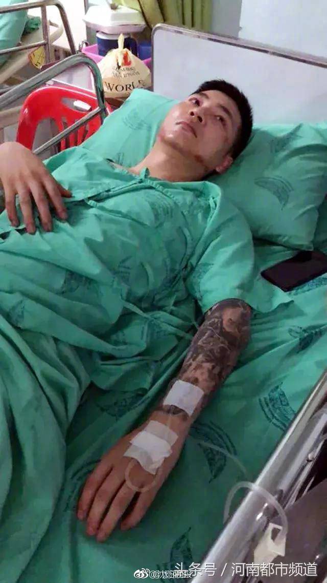 A community center offered free computer classes for seniors to help them use smartphones and tablets