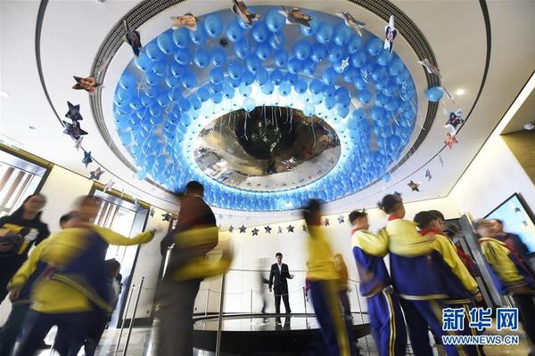 A bakery started making custom birthday cakes with 3D-printed sugar decorations