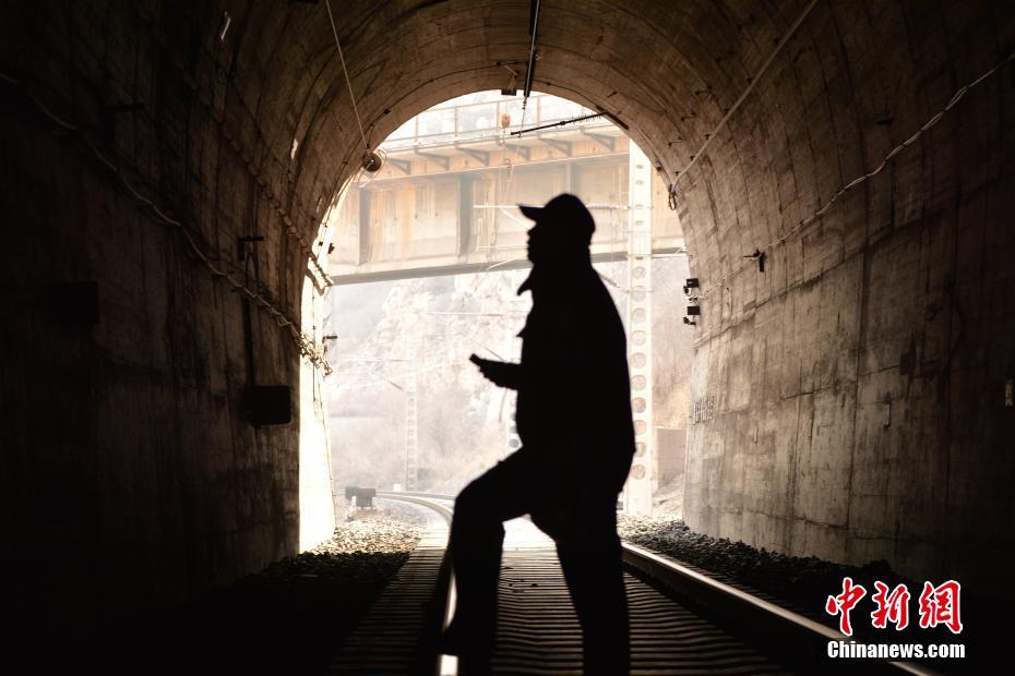 A famous singer announced a surprise concert to raise money for homeless shelters in major cities