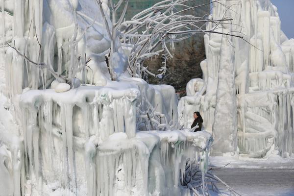 Medical researchers developed a new vaccine that protects against multiple flu strains