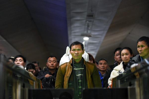 Police arrested five suspects in connection with a series of thefts at a shopping mall