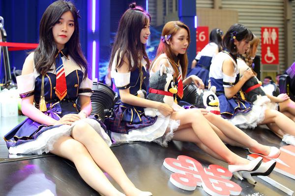 A community center organized a craft fair where local artisans sold handmade goods