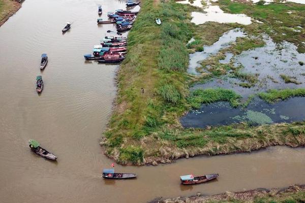 A photographer captured photos of a local parade that were featured on the city’s official website