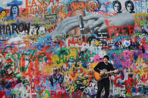 The stock market dropped 1.5% after a leading tech company reported lower-than-expected sales