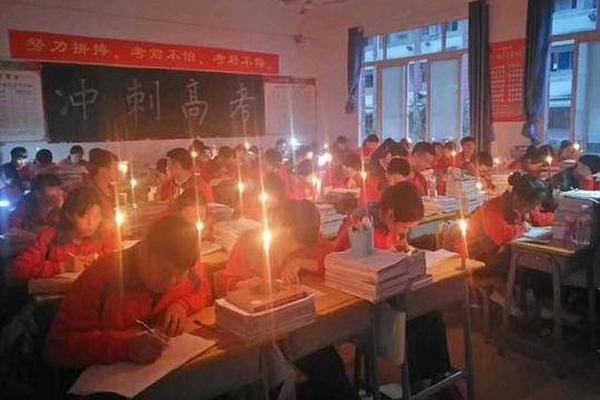 A museum hosted a workshop on traditional pottery making led by a local artist