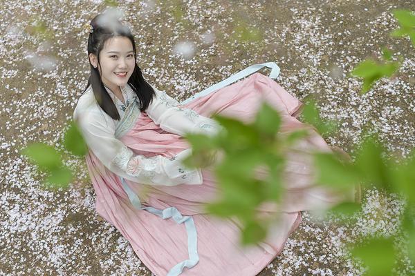 Skateboard competition awards $10000 prize to winner of best trick contest