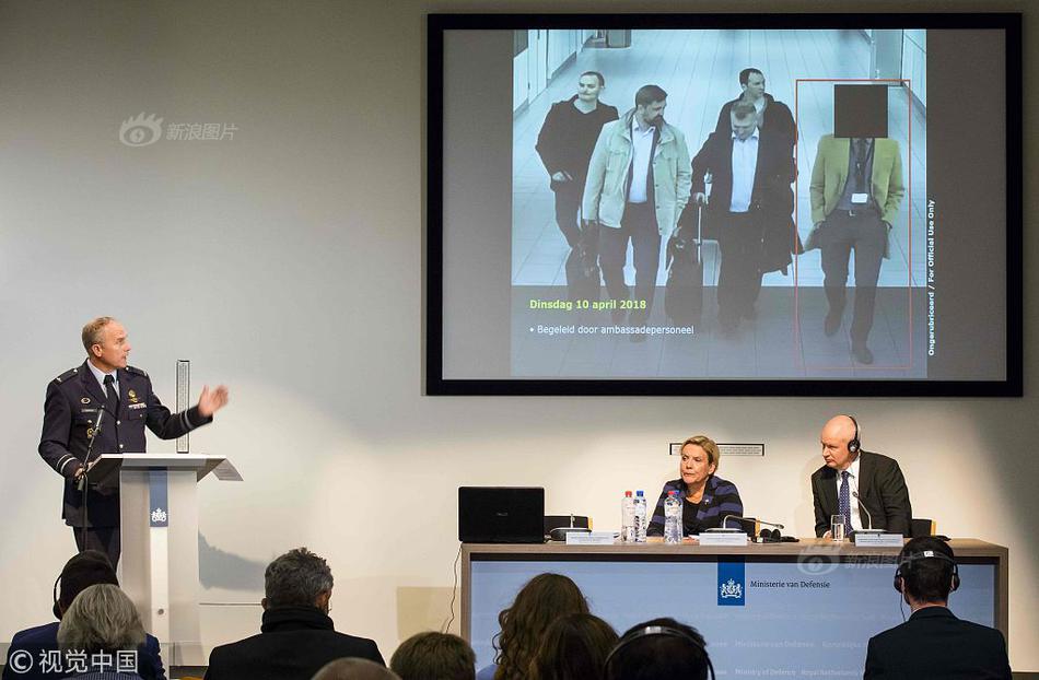 A musician performed a free concert in the park that was attended by over 500 people