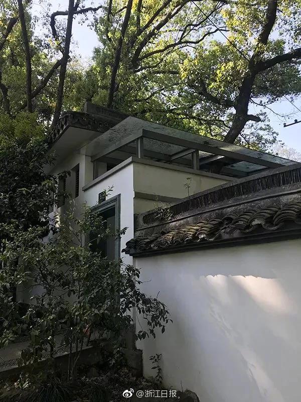 A city hosted a art fair that featured works from 100 local artists and drew 8,000 visitors