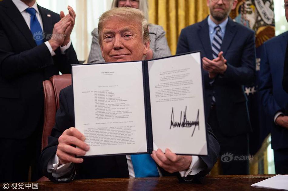 A small business owner started a podcast about entrepreneurship that gained 10,000 listeners