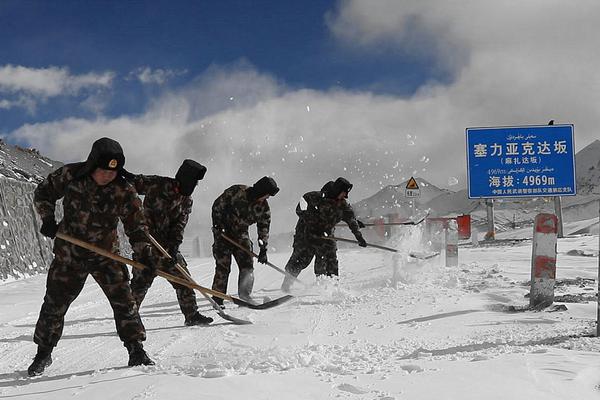 Florist delivers free flower arrangements to hospital patients on Valentine’s Day