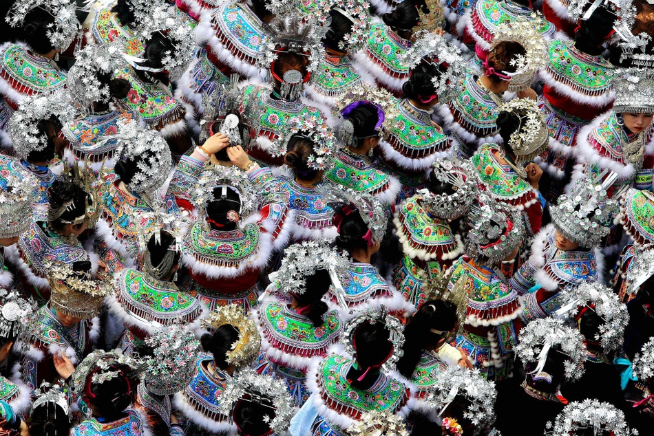 Researchers found that using cloth bags instead of plastic bags reduces plastic waste by 80%