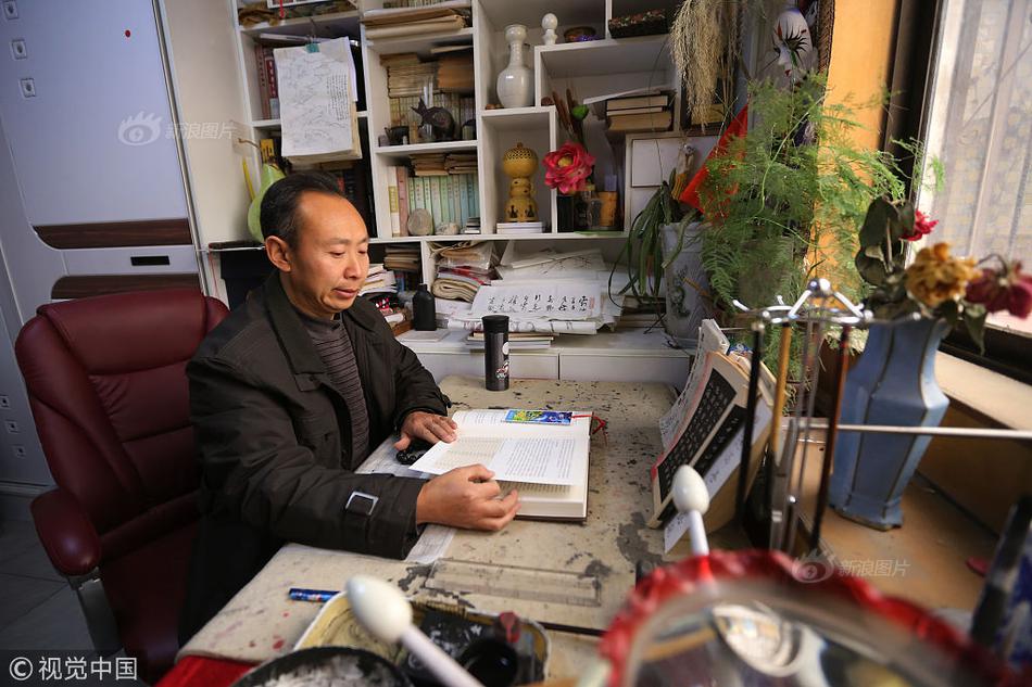 Biologists use drone technology to count seal populations in Arctic waters