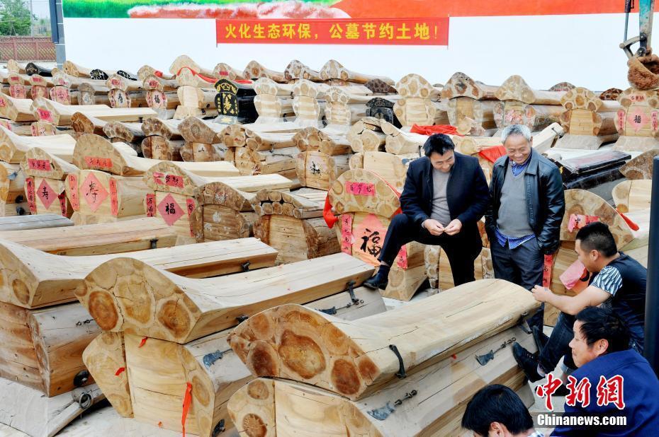 Gardening center offers free seed packets to promote community gardens