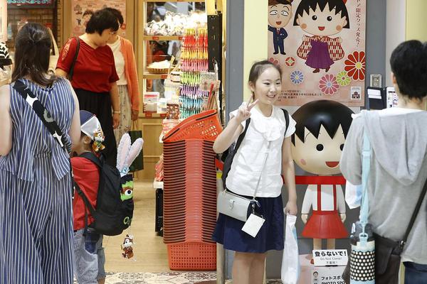 A school started a recycling program that reduces its waste by 30% each month