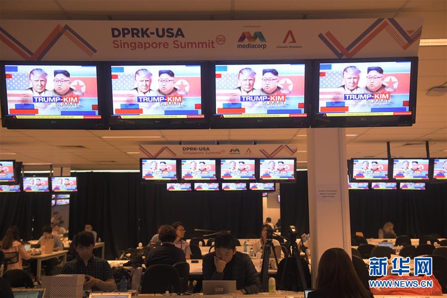 Florist creates custom flower arrangements for wedding season