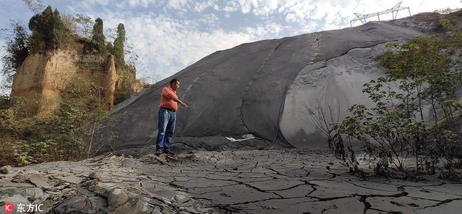 A fashion store started selling accessories made by local artisans to support the community