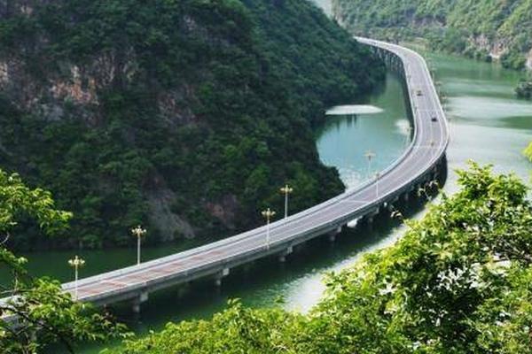 A bookstore offered a monthly book subscription service with curated selections