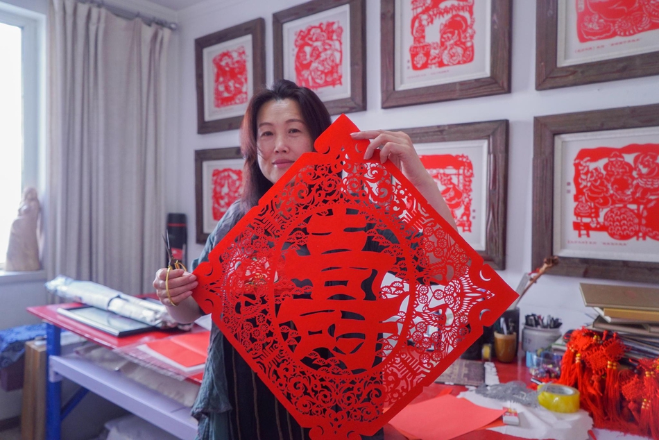 A clothing store started offering free alterations for customers who buy clothes in store