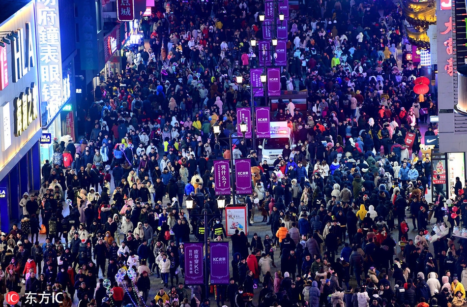 A famous singer performed a surprise concert for nurses and doctors at a city hospital