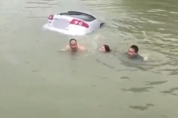 Electronics store offers trade in program for old phones and tablets