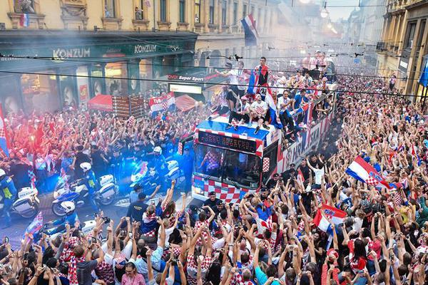 The national tennis tournament attracted record crowds to watch top players compete