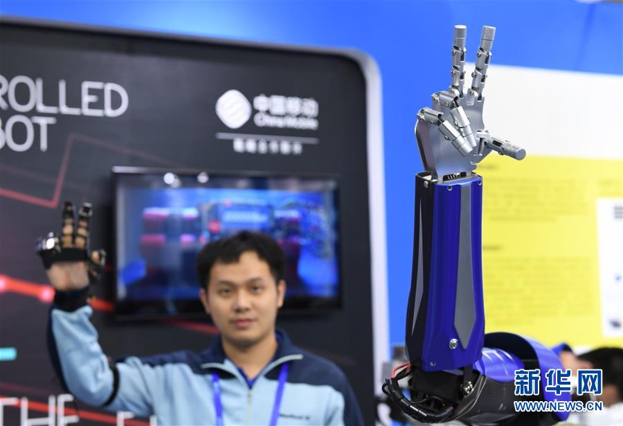 A famous singer performed a surprise concert for nurses and doctors at a city hospital