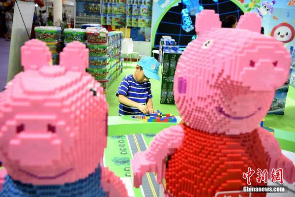 A city planted 1,000 new trees along major streets to improve air quality and provide shade