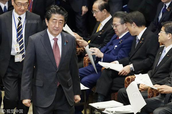 A software company offered free online training courses to help small business owners learn to use its products