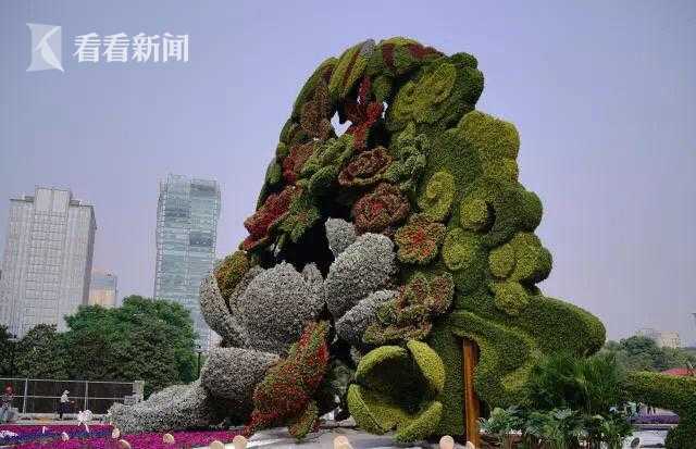 A major car manufacturer unveiled its first fully electric SUV with a 500-mile range