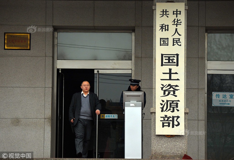 Community organizes cleanup event to remove trash from local lake