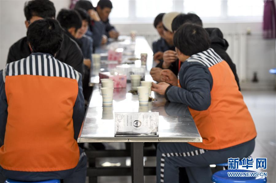 A study published in a medical journal found that drinking green tea regularly improves skin health by reducing inflammation