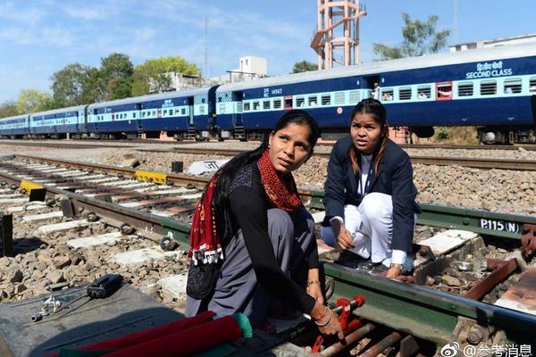 Candle store hosts workshop on making beeswax candles at home