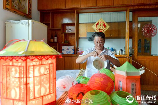 A famous chef opened a new restaurant in the city center specializing in fusion cuisine from around the world