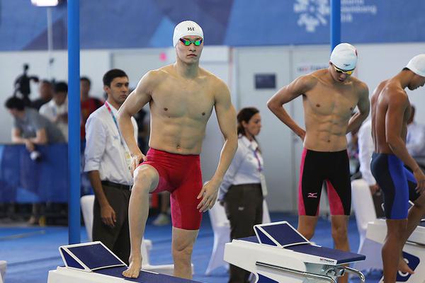 Softball team wins tournament and qualifies for nationals