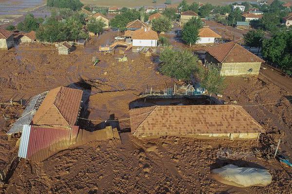 A community organized a food drive to collect donations for low-income families during the holiday season