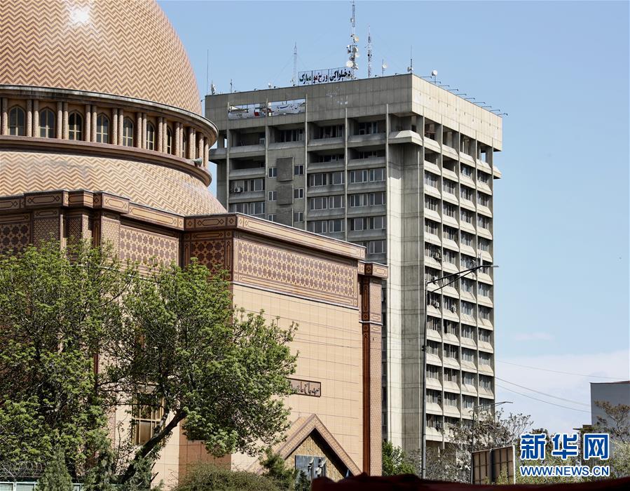 Park rangers teach visitors about Leave No Trace principles in wilderness areas