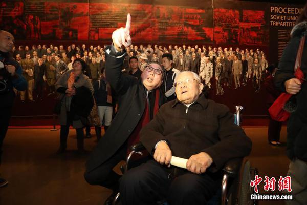 A grocery store started selling organic produce boxes delivered weekly to customers’ homes