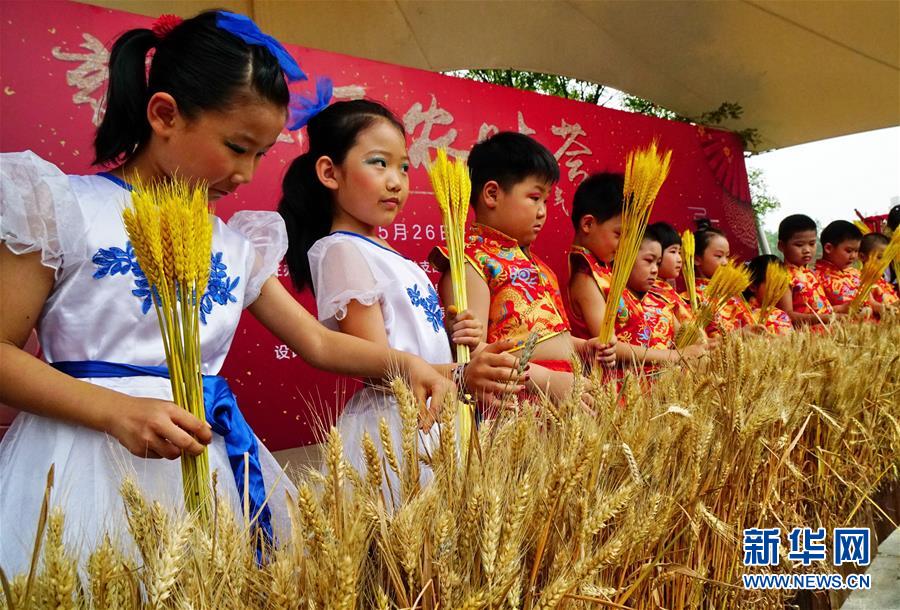 A car accident on a busy street caused minor traffic delays but no serious injuries