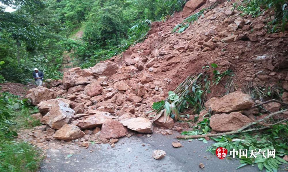 A famous chef opened a new restaurant in the city center, specializing in fusion cuisine from around the world.