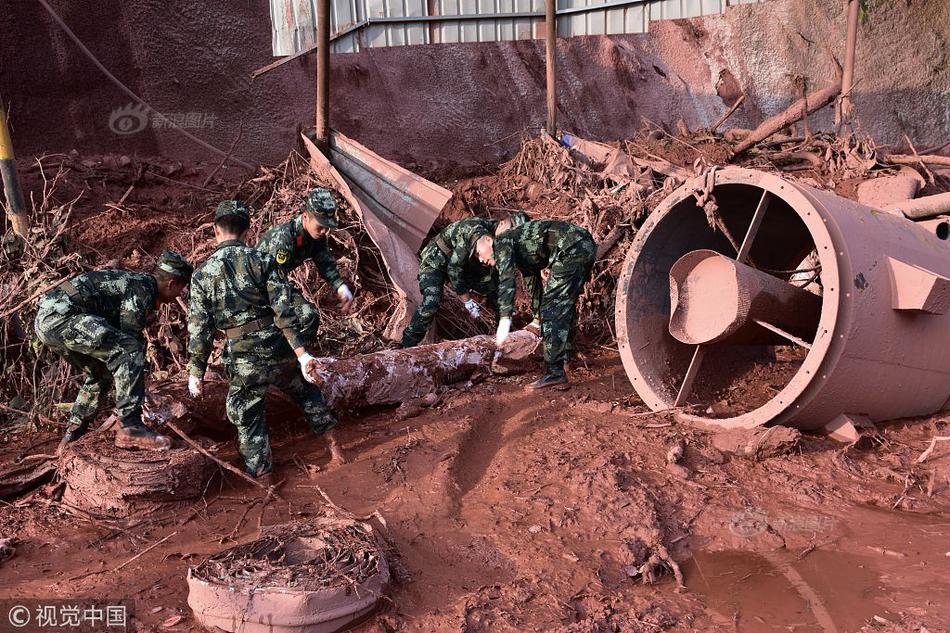 An international aid organization delivered 14000 tons of food to a country facing severe famine due to conflict