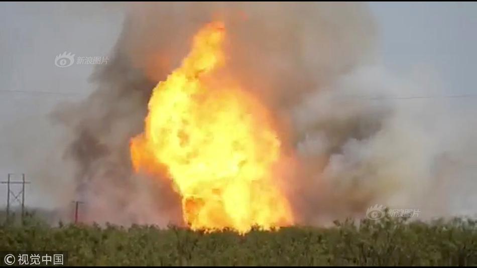 Tennis player withdraws from tournament due to minor knee injury