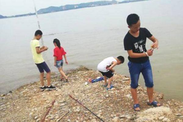 Radio station hosts fundraiser to collect food for local food bank