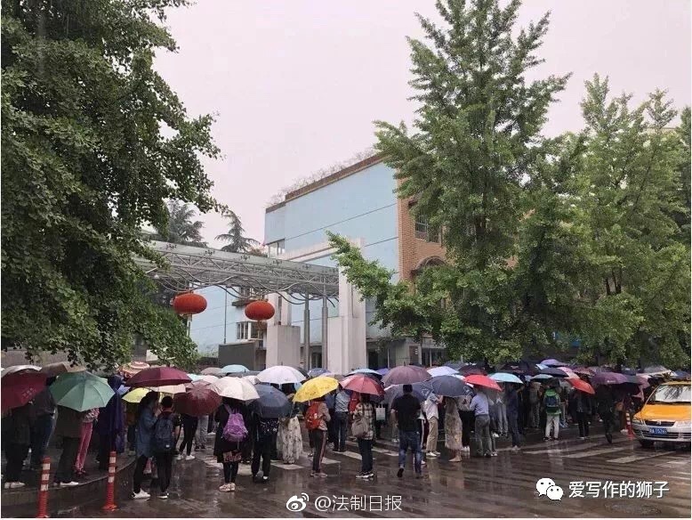 A severe thunderstorm with lightning strikes caused power outages for 5000 homes in the suburbs