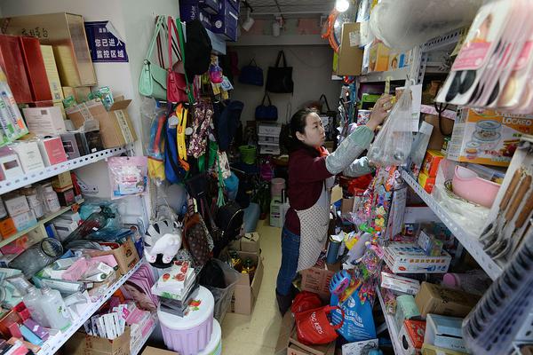 Tech giant Apple unveiled a new laptop with a more powerful chip and longer battery life