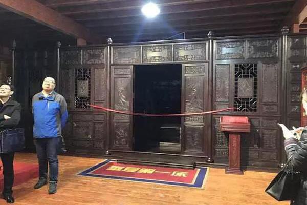 Police arrested five suspects in connection with a series of thefts at a shopping mall