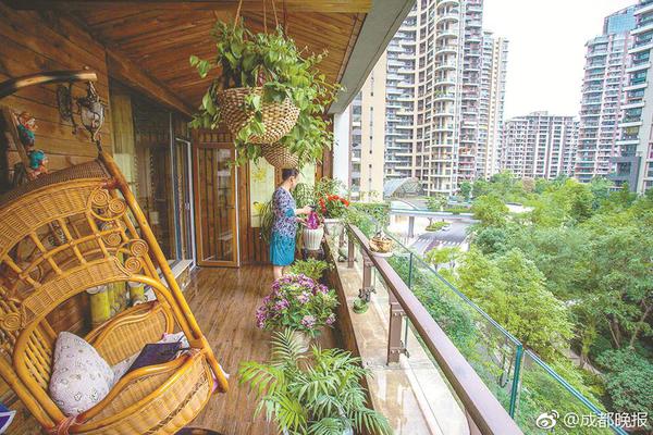 City holds parade to celebrate national holiday with local marching bands