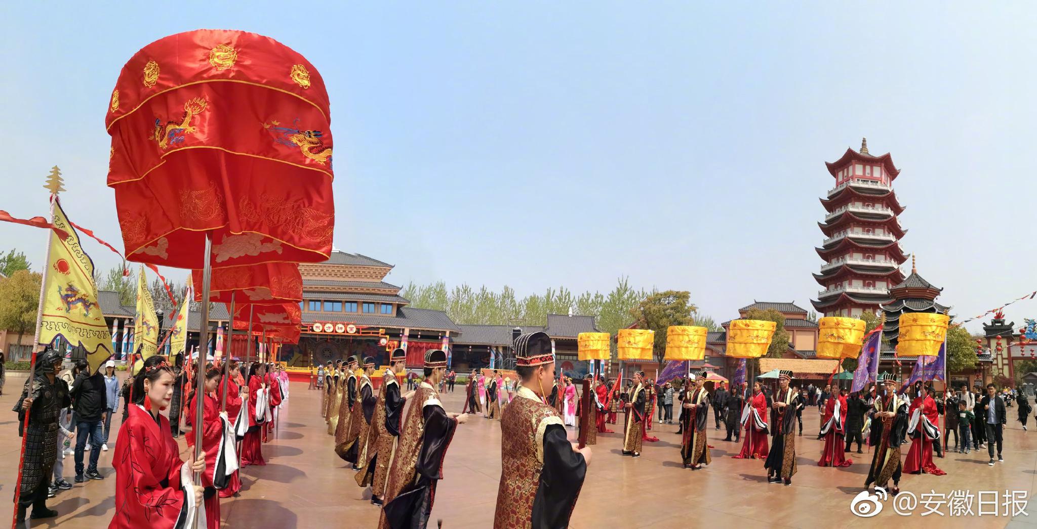 Toy store hosts event where kids can meet characters from popular cartoons