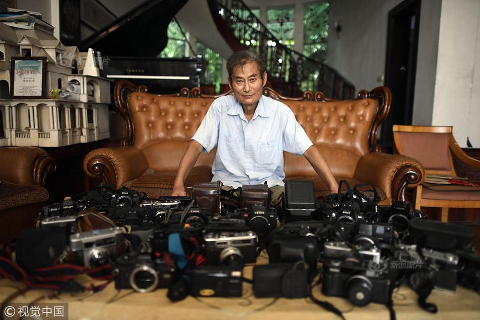 Toy store hosts DIY craft day where kids make their own stuffed animals