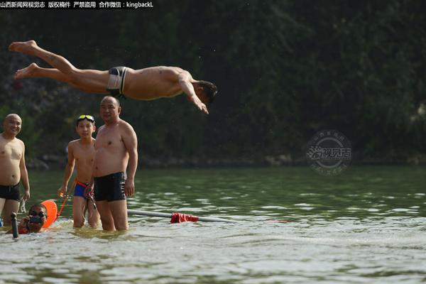 A famous singer performed a concert to raise money for a children’s hospital